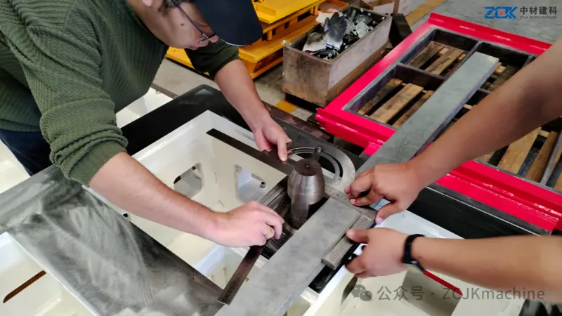 ZCJK सौदी क्लायंटला उच्च-परिशुद्धता सानुकूल साचे वितरीत करते